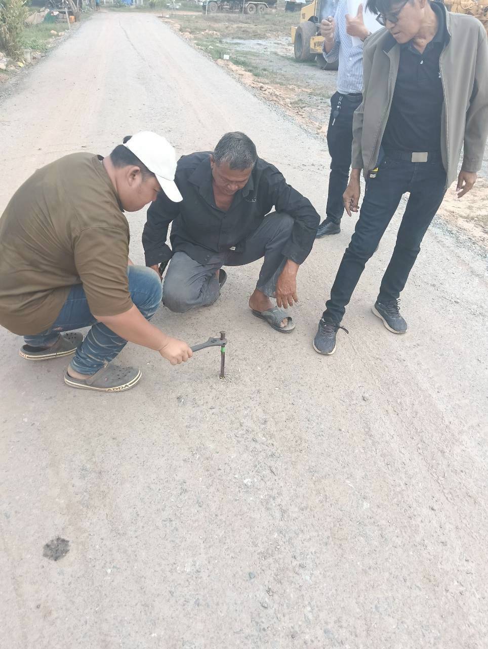 title - วันที่ 17 มีนาคม 2569 นายวิทูล ประดิษฐบุญ ปฏิรูปที่ดินจังหวัดปราจีนบุรี  มอบหมายให้ นายเชวงศักดิ์ อะปะมาตร ผู้อำนวยการกลุ่มงานช่างและแผนที่  นางรักษ์หทัยรัตน์ เมทนีกรชัย หัวหน้าฝ่ายบริหาร และเจ้าหน้าที่ ส.ป.ก.ปราจีนบุรี ลงพื้นที่ตรวจรับงานก่อสร้างถนนสายซอยในแปลงเกษตรกรรม ในเขตปฏิรูปที่ดิน ให้แก่เกษตรกรผู้ไร้ที่ดินทำกิน